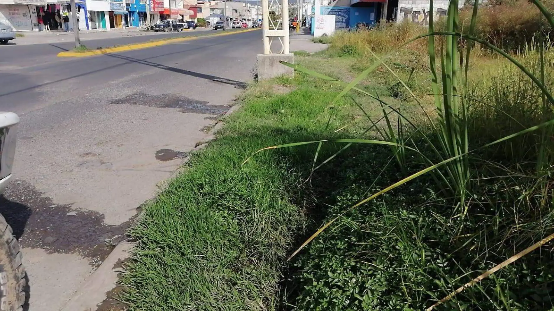 La fuga de agua no es abundante, pero está desde hace un año según explican vecinos.  Foto Luis Luévanos.